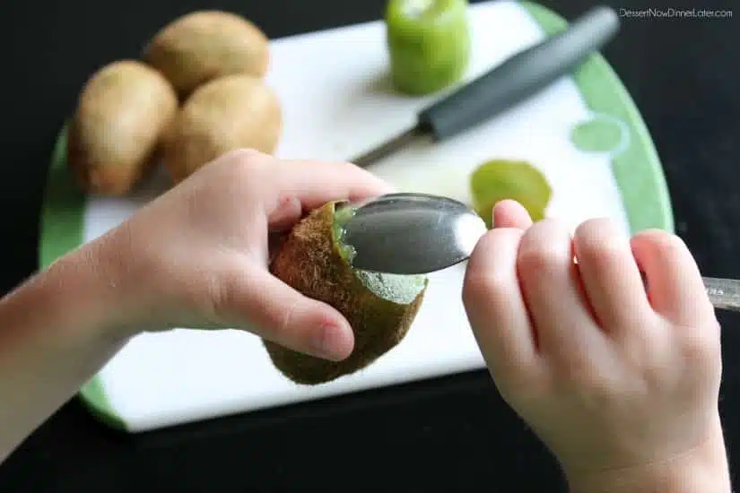  How to Peel a Kiwi with a Spoon