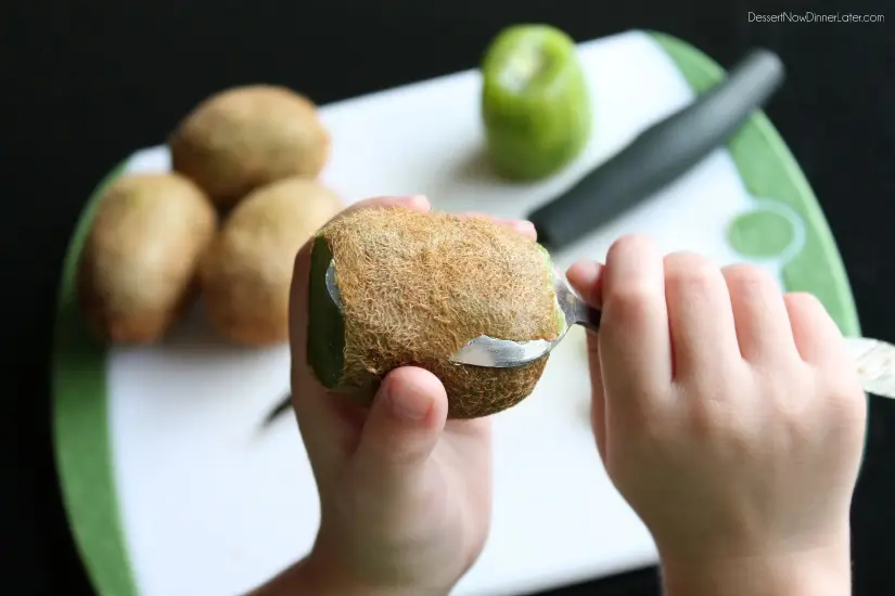  How to Peel a Kiwi with a Spoon