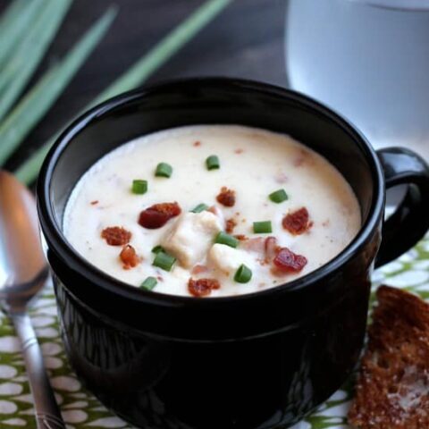 Chicken Cordon Bleu Soup - everything you love about chicken cordon bleu (the chicken, the ham, the swiss) plus bacon in a creamy soup! From DessertNowDinnerLater.com