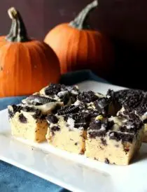 Pumpkin Oreo Fudge - A quick and easy fudge recipe. No candy thermometer required!