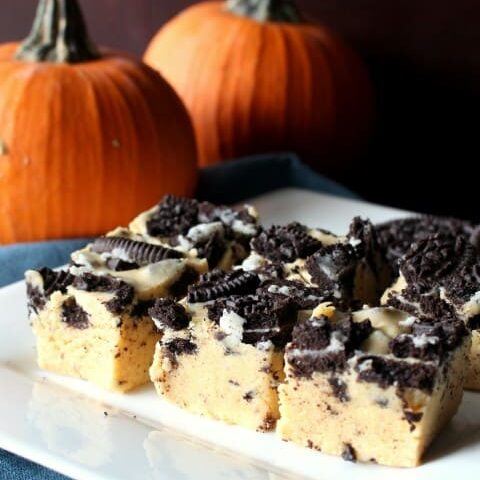 Pumpkin Oreo Fudge - A quick and easy fudge recipe. No candy thermometer required!