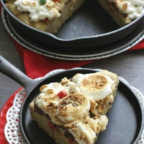 Gingerbread Smores Cookie Pizza via @LifeMadeSweeter