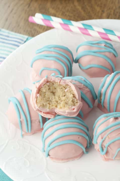 Petite desserts are all the rage at baby showers and these OREO TRUFFLES are sure to be a hit! Image from Wishes and Dishes.