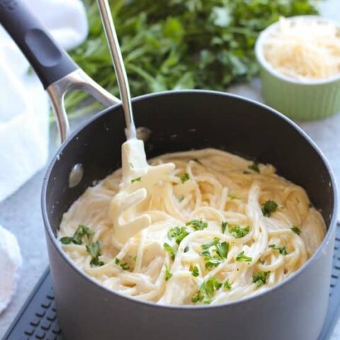 This Garlic Parmesan Spaghetti has browned butter and garlic in its thick and creamy parmesan sauce, for a super flavorful pasta dinner that will have you licking the plate clean.