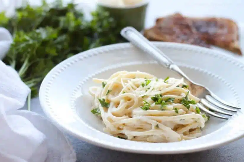 This Garlic Parmesan Spaghetti has browned butter and garlic in its thick and creamy parmesan sauce, for a super flavorful pasta dinner that will have you licking the plate clean.