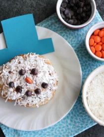 This Cinnamon Roll Snowman is a fun holiday food craft for kids and only takes two minutes to make!