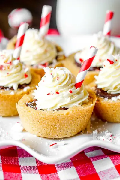 Peppermint Hot Chocolate Cookie Cups // The Love Nerds