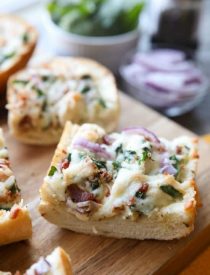 Chicken Alfredo Garlic Bread Pizza is a quick and easy dinner with loads of flavor! Pick up a loaf of French bread and make this tonight!