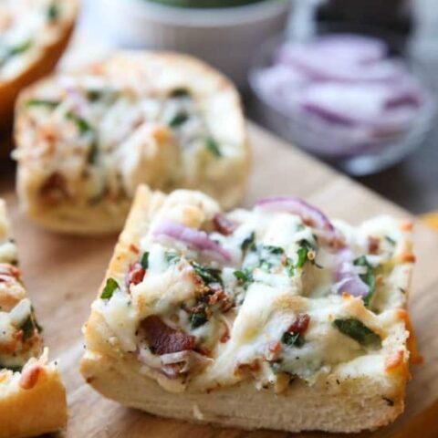 Chicken Alfredo Garlic Bread Pizza is a quick and easy dinner with loads of flavor! Pick up a loaf of French bread and make this tonight!