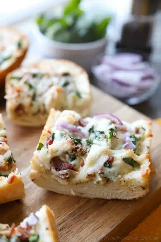 Chicken Alfredo Garlic Bread Pizza is a quick and easy dinner with loads of flavor! Pick up a loaf of French bread and make this tonight!