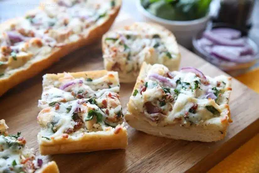 Chicken Alfredo Garlic Bread Pizza is a quick and easy dinner with loads of flavor! Pick up a loaf of French bread and make this tonight!