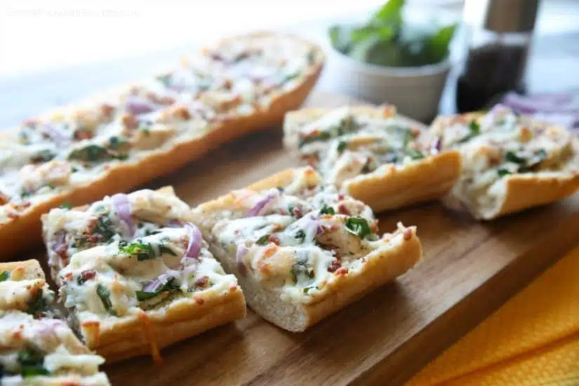 Chicken Alfredo Garlic Bread Pizza is a quick and easy dinner with loads of flavor! Pick up a loaf of French bread and make this tonight!