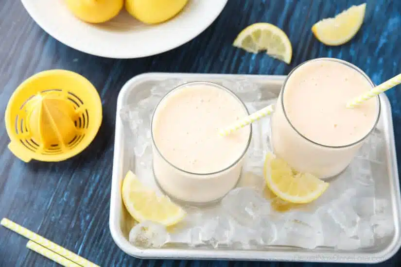 Această rețetă de limonadă înghețată copycat Chick-Fil-A este cremoasă și dulce, cu gustul minunat de lămâie. O băutură înghețată delicioasă care transformă limonada într-un milkshake de fructe. Perfectă pentru vară!