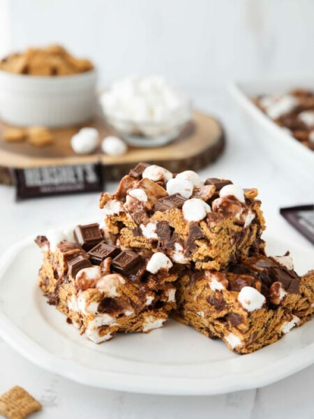 S'mores Krispie Treats have all the flavors of traditional s'mores made into an easy no-bake summer dessert. Loaded with Golden Grahams cereal, plenty of marshmallows and chocolate, these indoor s'mores bars are a crowd favorite.