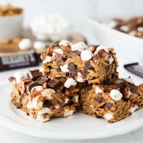 S'mores Krispie Treats have all the flavors of traditional s'mores made into an easy no-bake summer dessert. Loaded with Golden Grahams cereal, plenty of marshmallows and chocolate, these indoor s'mores bars are a crowd favorite.