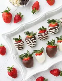 How to make chocolate covered strawberries, from plain chocolate dipped strawberries to two-toned drizzled strawberries. With all the tips to make this easy gourmet dessert at home!