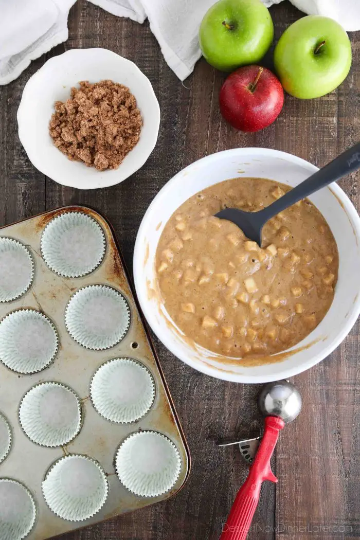 These apple cinnamon muffins have a quick apple-filled batter and cinnamon streusel crumb topping.