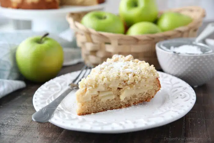 Side view of cake with apples and streusel.