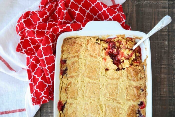 Cherry Dump Cake pieczone na patelni o wymiarach 13x9 cali.