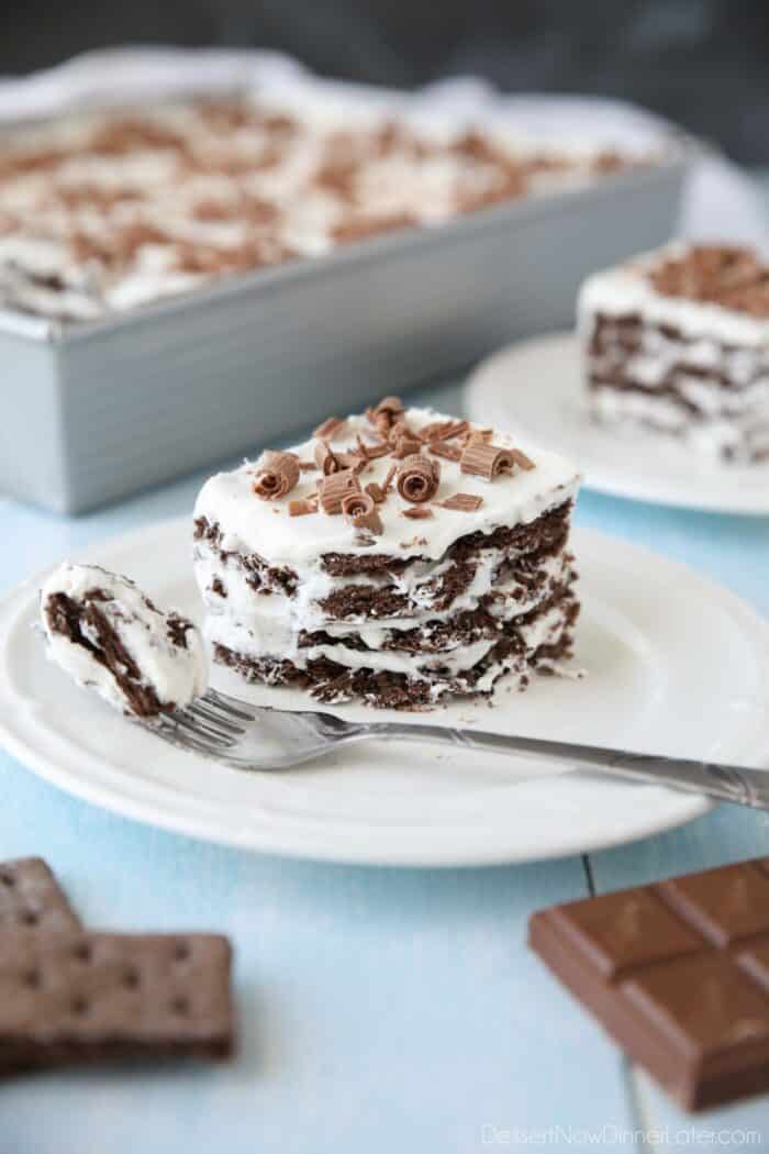 Kek Icebox dengan lapisan keropok coklat graham dan krim putar dengan keriting coklat di atasnya.