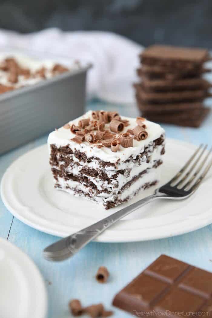 Kawałek ciasta czekoladowego Icebox na talerzu.