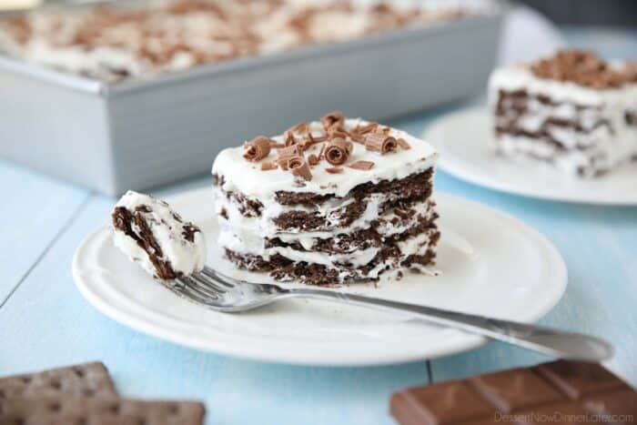 Eisbox-Kuchen mit Schichten von Schokoladen-Graham-Crackern und Schlagsahne mit Schokoladenlocken obendrauf.