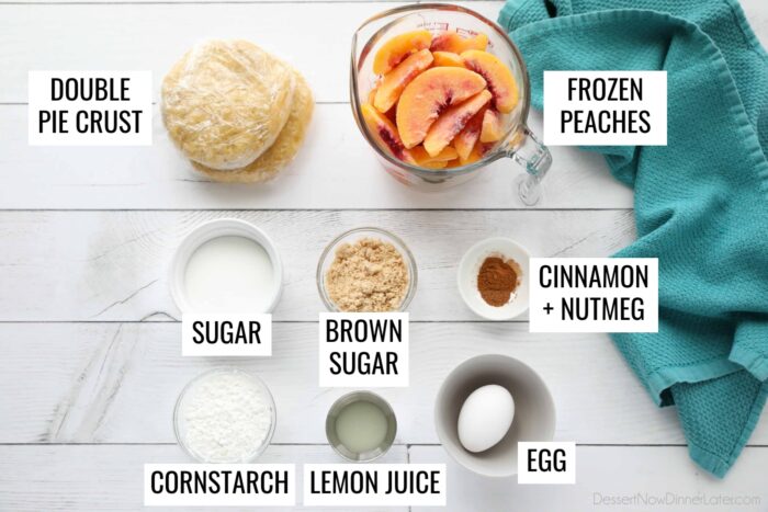 Ingredientes rotulados para receita de torta de pêssego com pêssegos congelados.