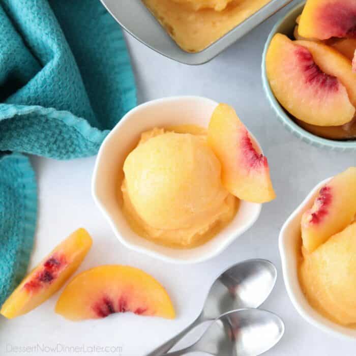 Instant ferskensorbet lavet med frosne ferskner.