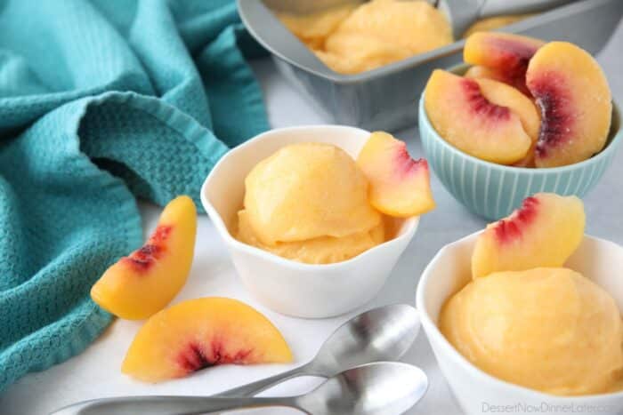 Tre ingredienser ferskensorbet ødet i individuelle retter.