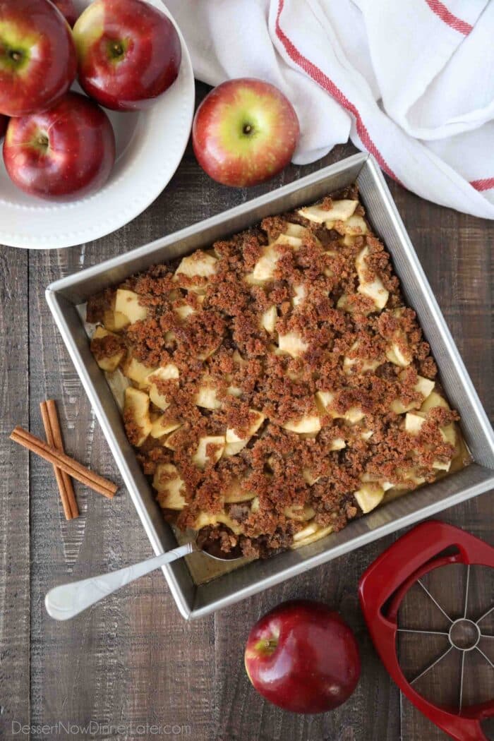 Naczynie do zapiekania deseru o nazwie Apple Brown Betty.  Rodzaj chrupiących owoców z bułką tartą posmarowaną masłem.