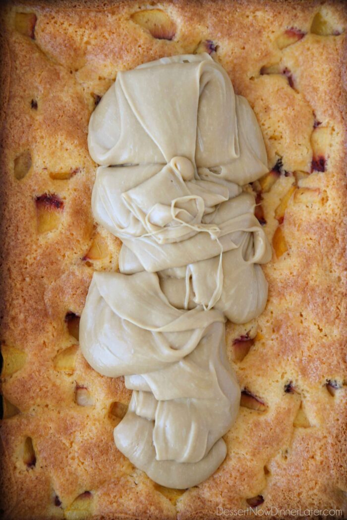 Lukier z brązowego cukru wylany na wierzch świeżo upieczonego ciasta brzoskwiniowego.