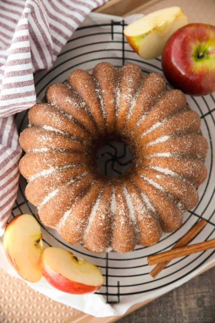 Vista superior do bolo bundt de cidra de maçã com canela-açúcar polvilhado do lado de fora.