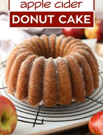 Az Apple Cider Donut Cake címkés képe a Pinterest számára.