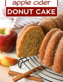 Imagem rotulada de bolo de rosquinha de cidra de maçã para o Pinterest.