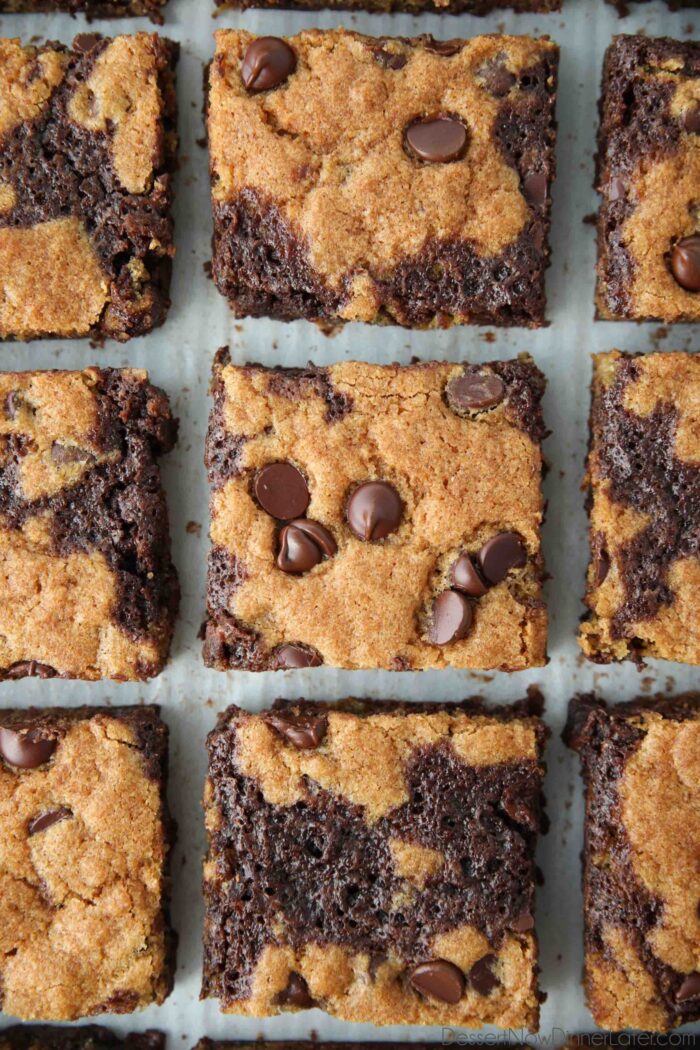 Nærbillede af Brookies - halvt brownies og halvt cookies skåret i firkanter.