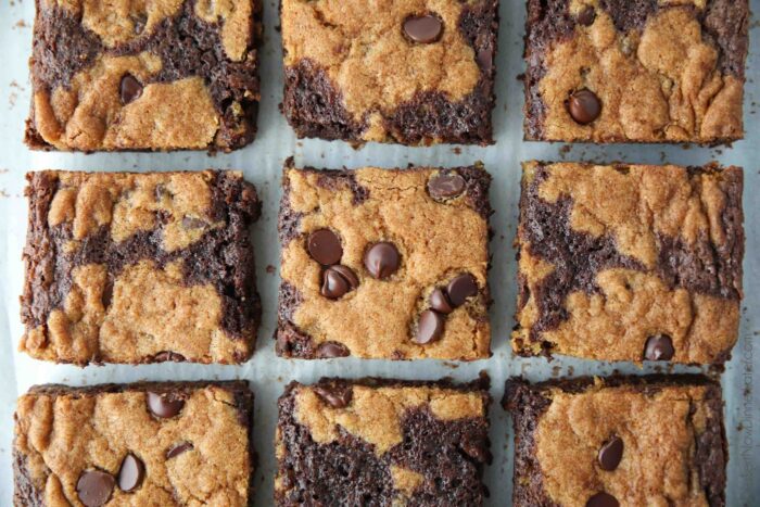 Nærbillede af chocolate chip cookie brownies -- aka brookies.