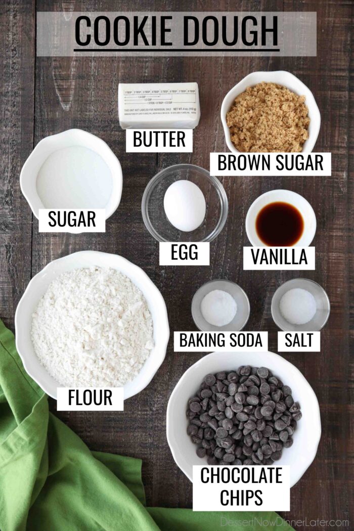 Ingredienser for kakedeig med sjokoladebiter.