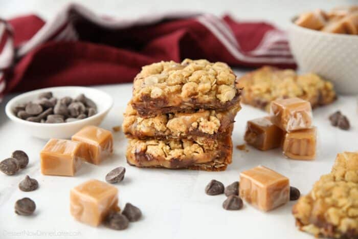 Стос Caramelitas в оточенні шоколадної стружки та карамельних квадратів.