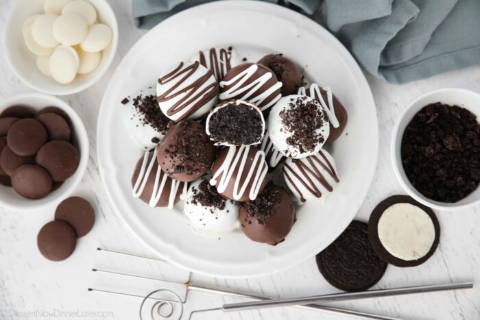 Pogled odozgo na Oreo kuglice na tanjuru.