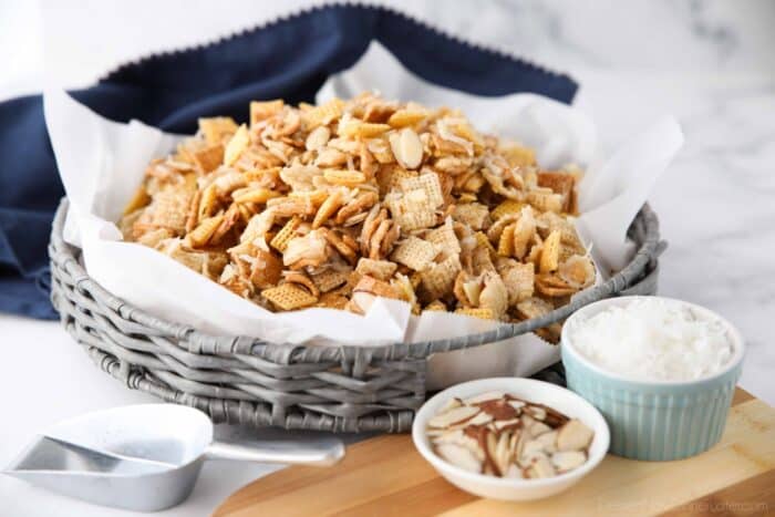 Gooey Chex Mix с кокосом и миндалем.