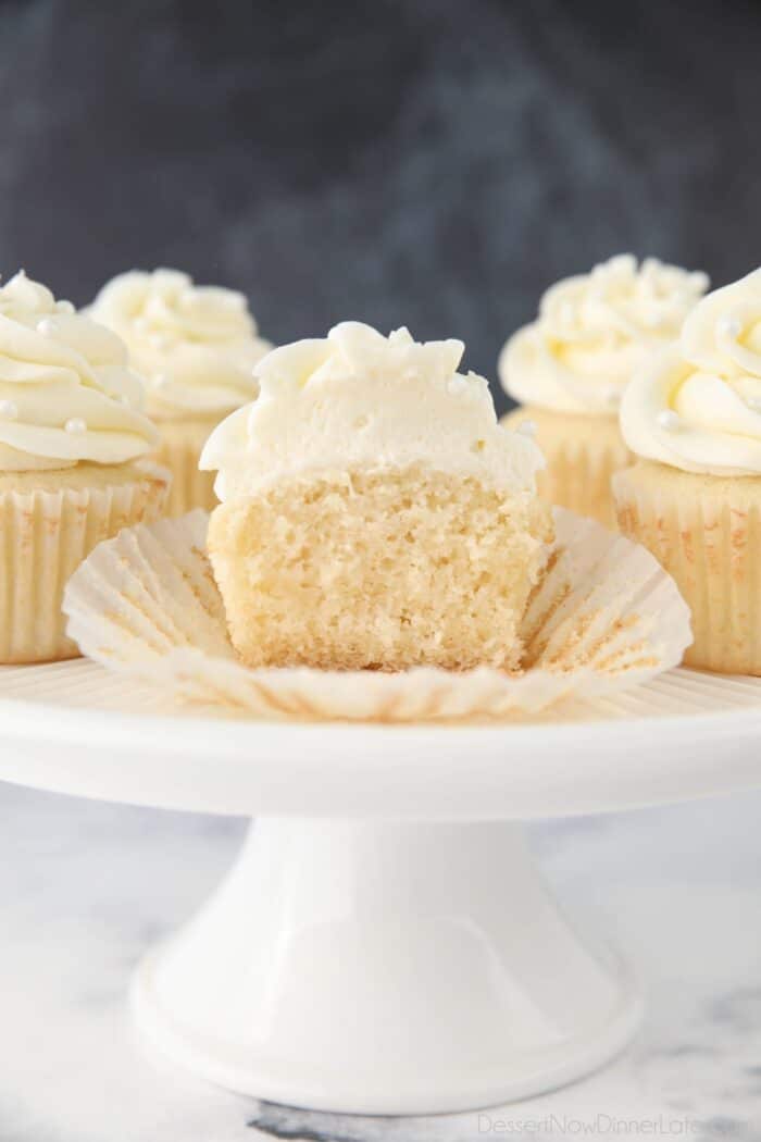 Hvid cupcake skåret i to, der viser kagens tekstur.