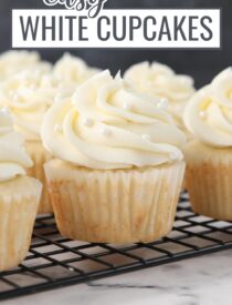 Помеченное изображение Easy White Cupcakes для Pinterest.