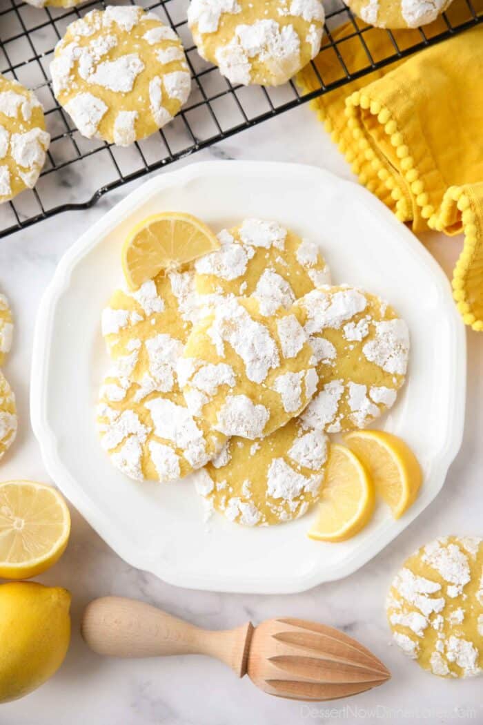 Лимонне печиво зморшки на тарілці з дольками лимона.